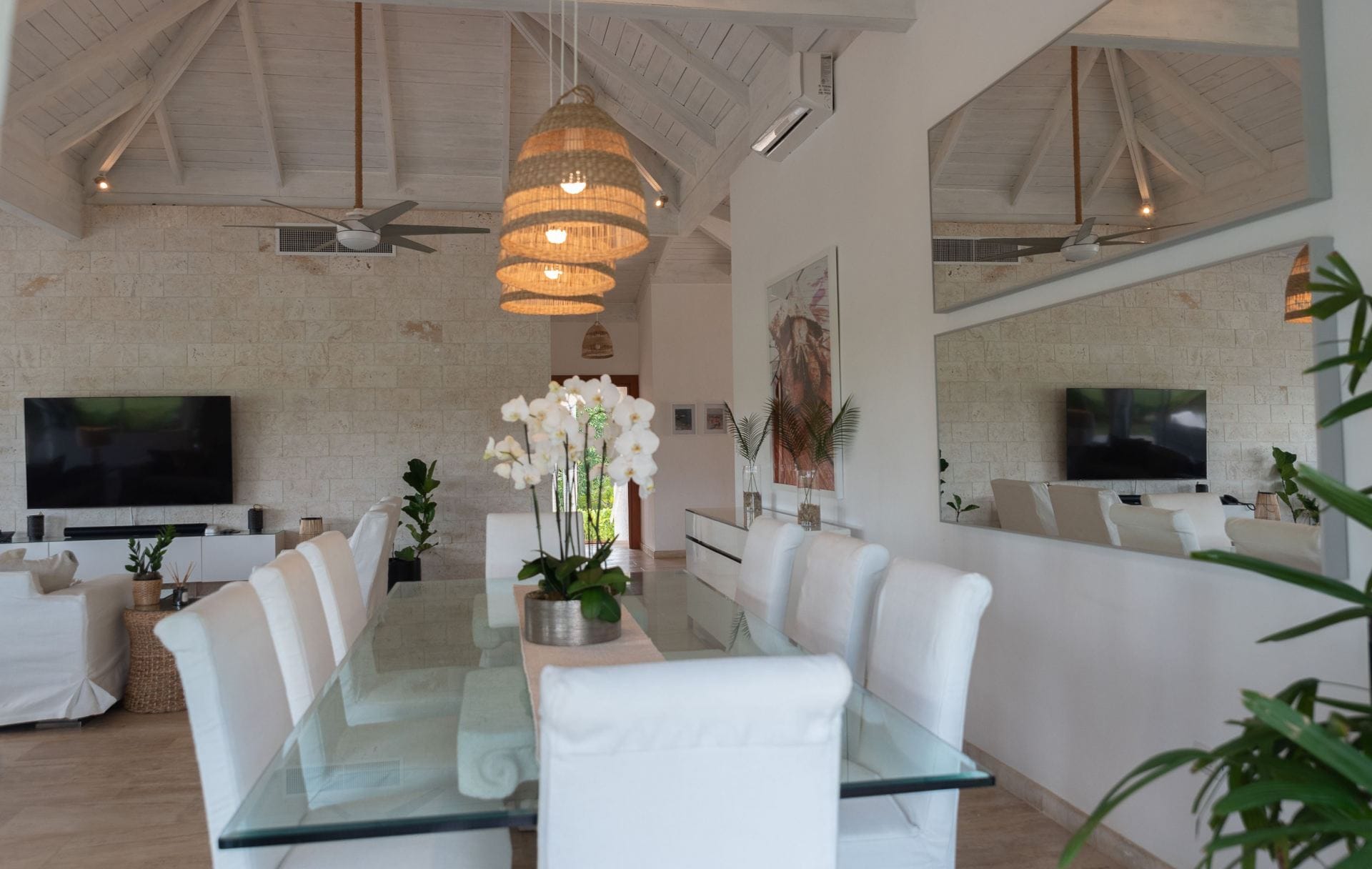 Villa Sarayu — luxury villa photo 2