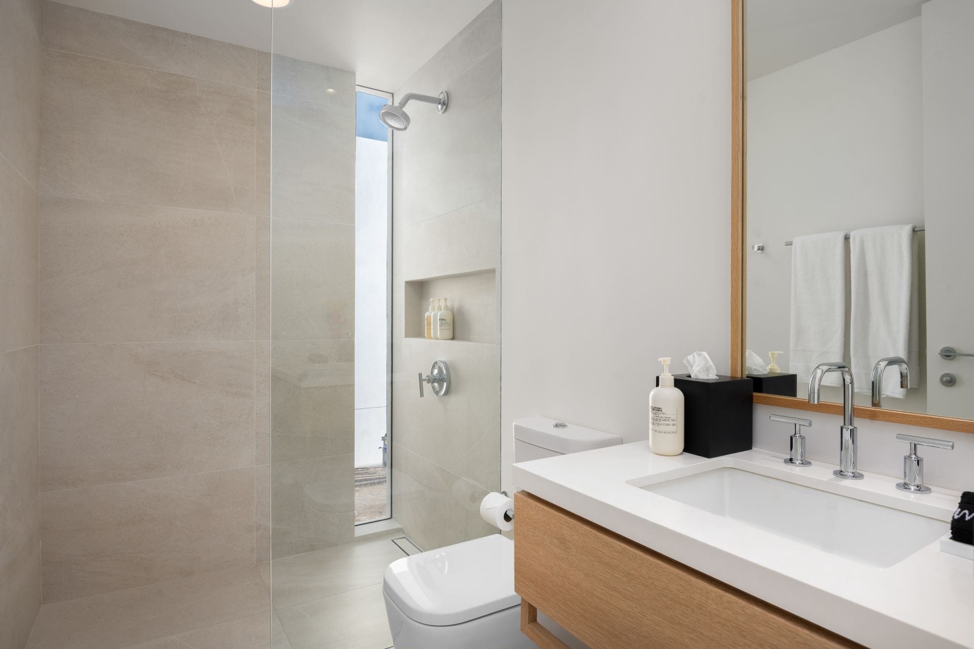 North Shore Enclave - 4 BDR OCEAN FRONT BEACH HOUSE — luxury villa photo 1