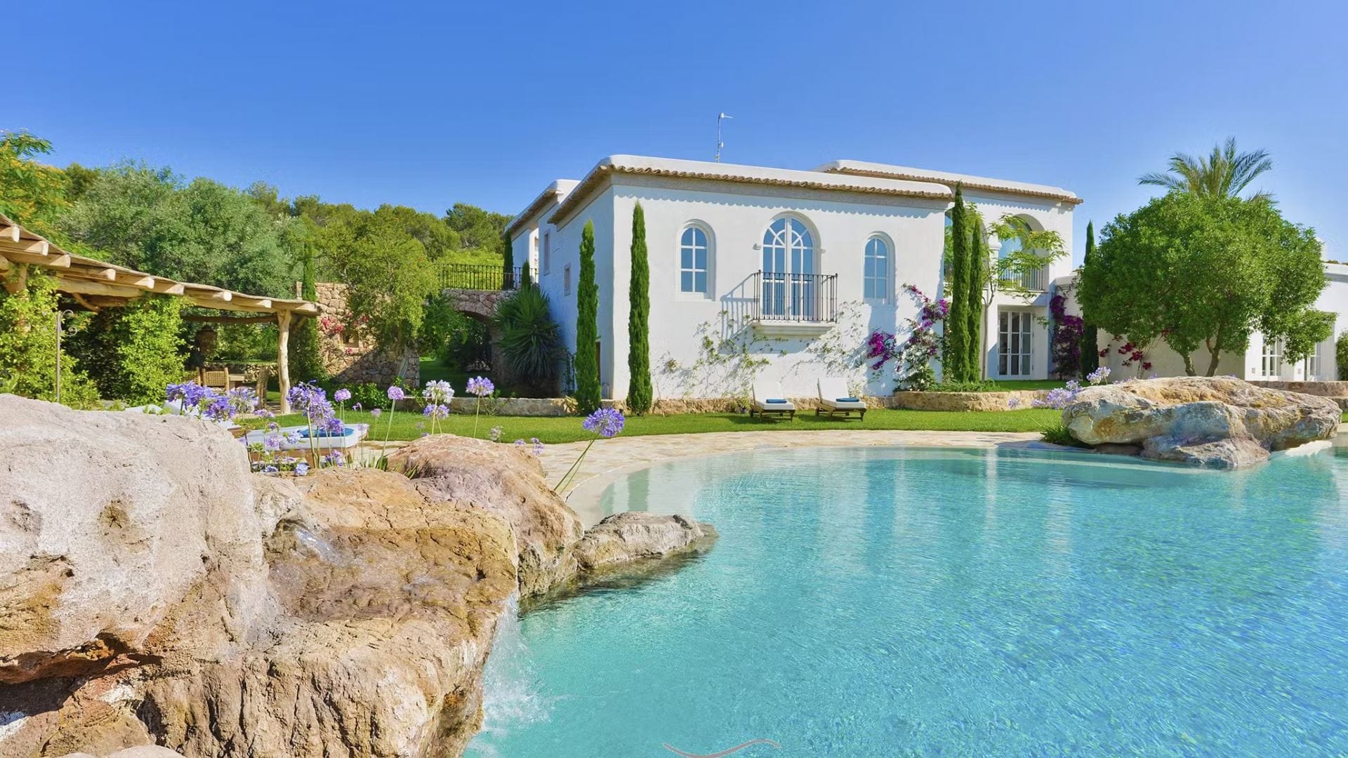 Luxury Estate — luxury villa photo 1