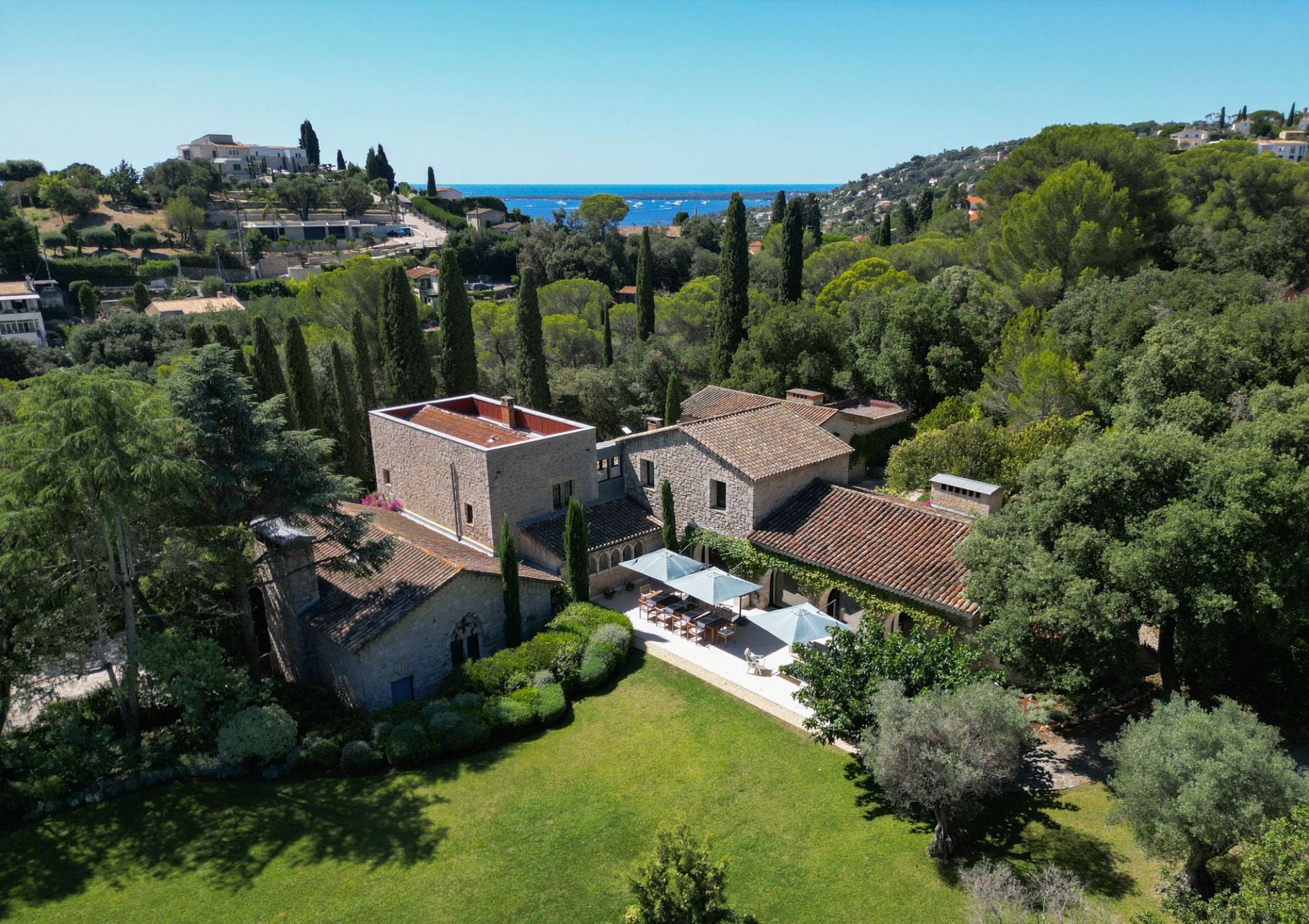 Noam Vallauris — luxury villa photo 1