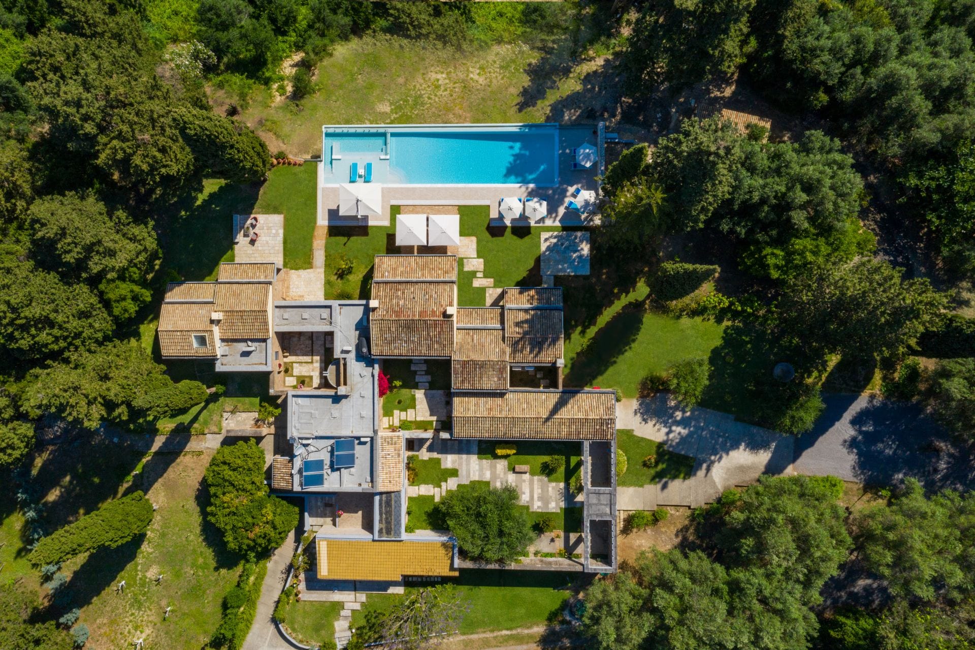 Skyline & Ionica Estate — luxury villa photo 2