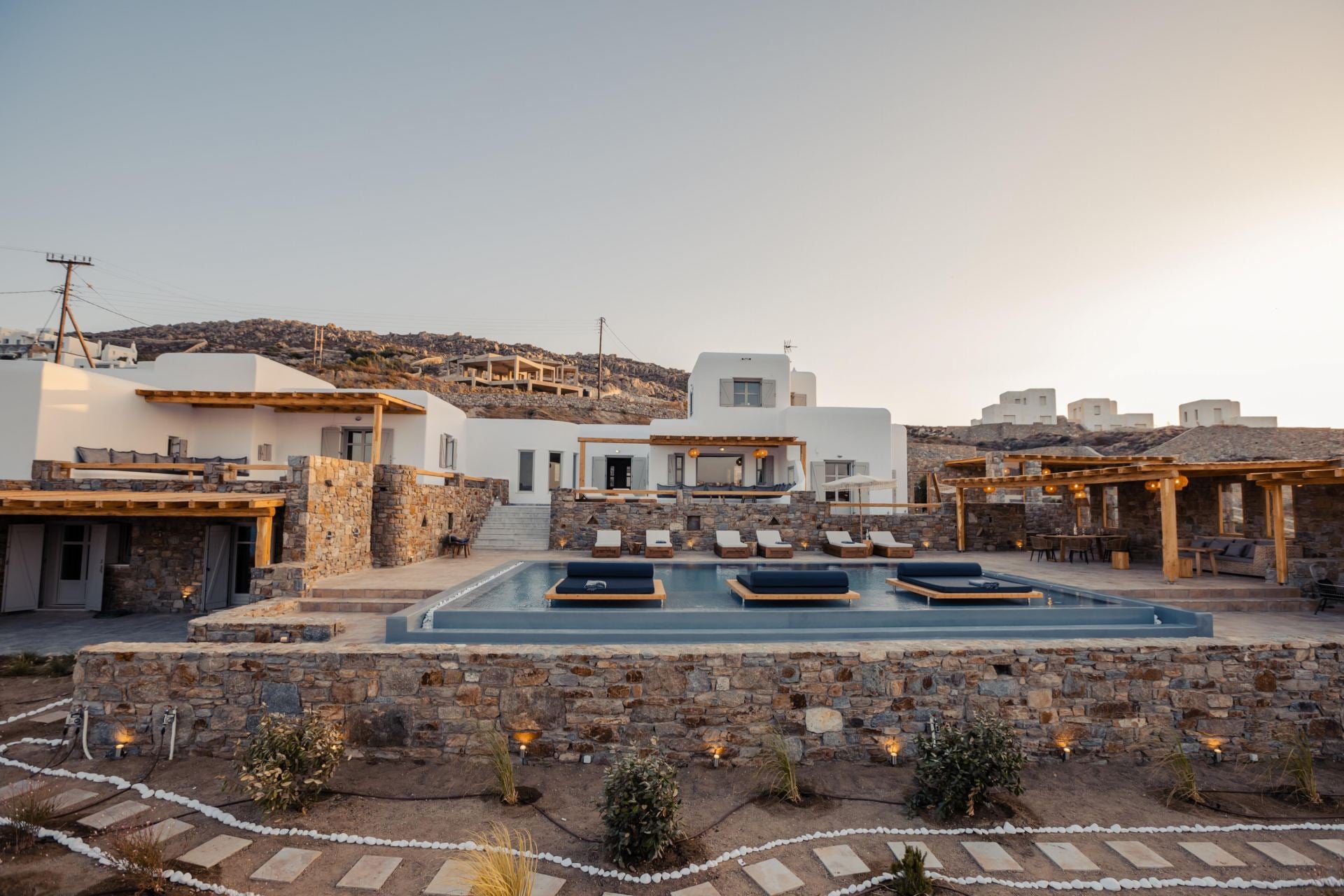 Villa Sapphire Black - Image 1