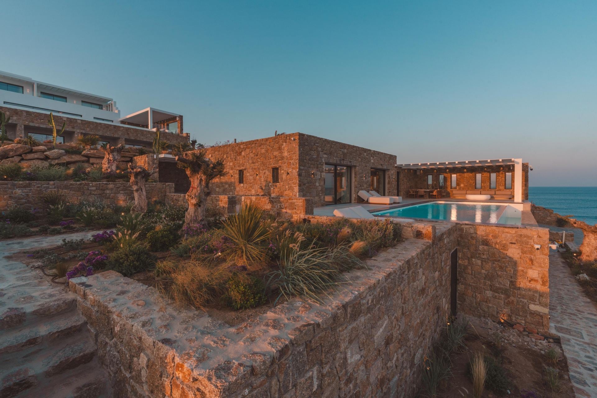 Splendid Waterfront Villa 2 - Image 1