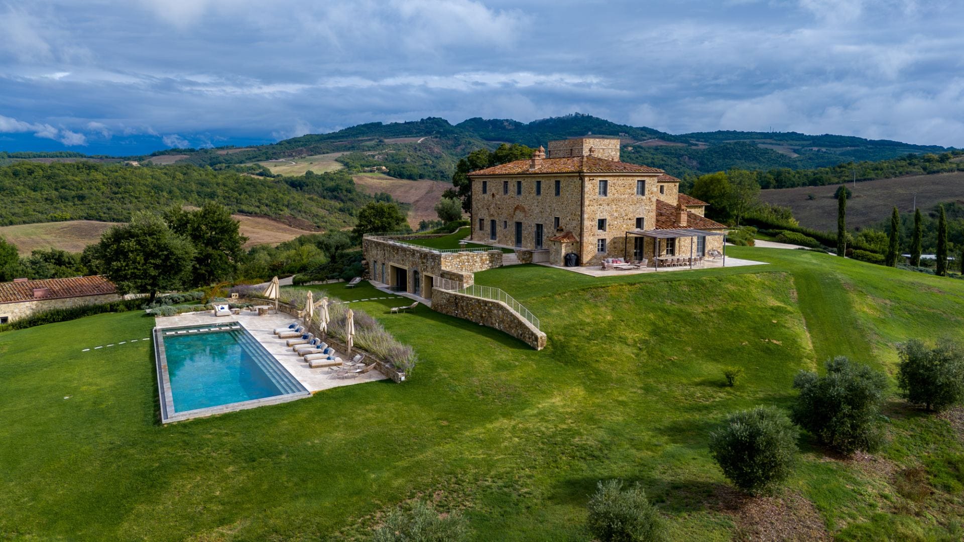 Noam Radicondoli — luxury villa photo 1
