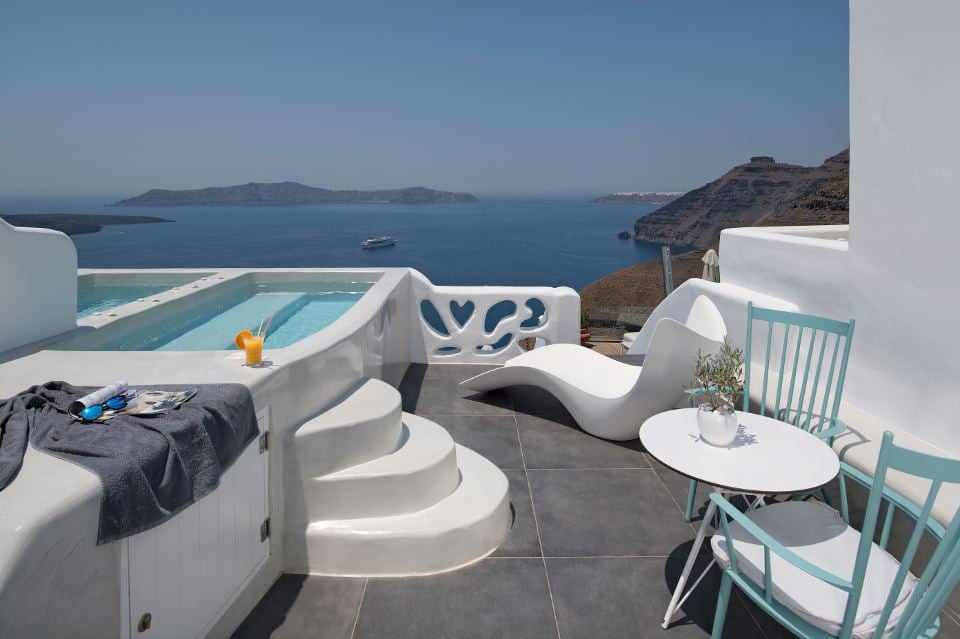 Grand Cave Suite with Indoor and Outdoor Jacuzzi - Image 1
